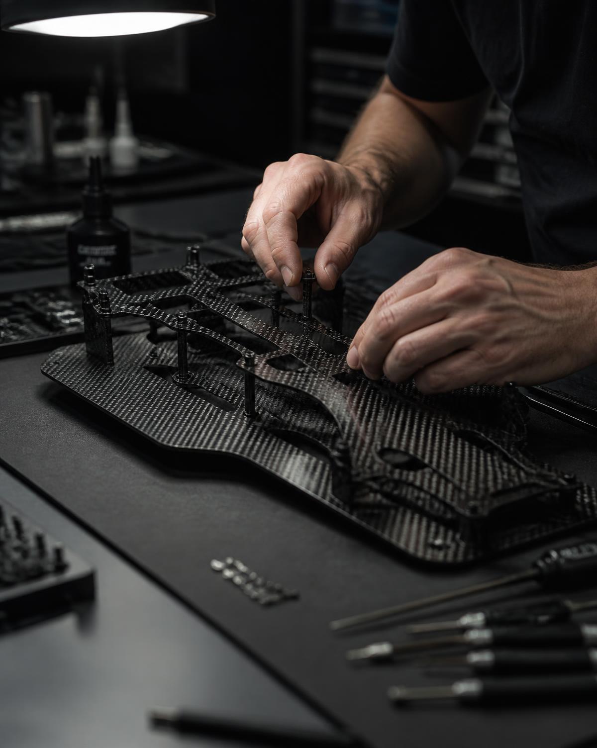 Assemblage manuel d'un panneau carbone à l'atelier